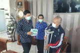 
Wali Kota Kediri Abdullah Abu Bakar memberikan masker untuk atlet yang tergabung dalam National Paralympic Committe (NPC) Kota Kediri di Kediri, Jawa Timur, Kamis (20/5/2021). Wali Kota meminta atlet tetap menjaga protokol kesehatan demi mencegah penyebaran COVID-19. Antara Jatim/ Asmaul Chusna/zk