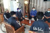 
Wali Kota Kediri Abdullah Abu Bakar bersama atlet yang tergabung dalam National Paralympic Committe (NPC) Kota Kediri di Kediri, Jawa Timur, Kamis (20/5/2021). Wali Kota meminta atlet tetap menjaga protokol kesehatan demi mencegah penyebaran COVID-19. Antara Jatim/ Asmaul Chusna/zk