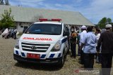 PEMBERANGKATAN JENAZAH MANTAN GUBERNUR ACEH POSITIF COVID-19. Petugas medis bersama pejabat pemerintah Aceh dan kerabat keluarga dengan protokol kesehatan COVID-19 melepas pemberangkatan mobil ambulans mengangkut jenazah mantan Gubernur Aceh Syamsuddin Mahmud (87) setelah shalat jenazah di Rumah Sakit Umum Daerah Zainal Abdin, Banda Aceh, Aceh, Sabtu (22/5/2021). Almarhum mantan Gubernur Aceh Syamsuddin Mahmud yang menjabat periode tahun 1993-2000 itu dinyatakan positif COVID-19 dan sempat mendapat perawatan intensif di rumah sakit setempat jasadnya dimakamkan di desa kelahirannya Kabupaten Pidie. ANTARA FOTO/Ampelsa