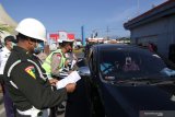 Petugas gabungan mengecek dokumen hasil rapid test calon penumpang kapal di Pos Check Point Penyekatan Antar Provinsi di Pelabuhan Ketapang, Banyuwangi, Jawa Timur, Sabtu (22/5/2021). Pada masa perpanjangan penyekatan arus balik hingga tanggal 24 Mei, Kementerian Perhubungan fokus pada dua tempat yakni penghubung antara Pulau Sumatera dengan Pulau Jawa dan penghubung Pulau Bali dengan Pulau Jawa. Antara Jatim/Budi Candra Setya/zk