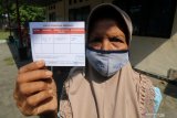 Warga memperlihatkan kartu vaksin usai mendapatkan suntikan vaksin COVID-19 di Balai Desa Sitimerto, Kediri, Jawa Timur, Sabtu (22/5/2021). Pemberian vaksin untuk lansia dan pekerja publik dilakukan di sejumlah balai desa dari sebelumnya hanya diberikan di puskesmas atau tingkat kecamatan untuk mempermudah layanan guna meningkatkan cakupan vaksinasi COVID-19 di tingkat desa. Antara Jatim/Prasetia Fauzani/zk
