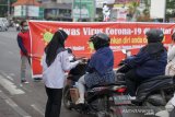 Relawan PMI Sidorajo, Jawa Timur, bagikan masker wajah beserta perangkat kebersihan lainnya yang mendukung Perilaku Hidup Bersih dan Sehat (PHBS) di jalan raya. (Antara/HO/PMI/IFRC).