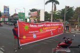 Relawan PMI Sidorajo, Jawa Timur, bentangkan spanduk sosialisasikan protokol kesehatan demi memutus rantai penyebaran COVID-19 di jalan raya.(Antara/HO/PMI/IFRC).