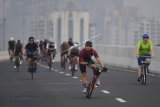 Sejumlah pesepeda memacu kecepatan saat berlangsungnya uji coba pemberlakuan lintasan road bike di jalan layang non tol (JLNT) Kampung Melayu-Tanah Abang, Jakarta, Minggu (23/5/2021). ANTARA FOTO/Akbar Nugroho Gumay/nym.