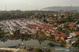 Foto udara Perumahan Nelayan di Desa Pangandaran, Kabupaten Pangandaran, Jawa Barat, Senin (24/5/2021). Kementerian Pekerjaan Umum dan Perumahan Rakyat (PUPR) menyatakan, Pemda yang memiliki daerah pesisir dapat mengajukan bantuan rumah khusus bagi masyarakat yang memiliki mata pencaharian sebagai nelayan untuk meningkatkan kesejahteraan para nelayan sekaligus menyediakan hunian yang layak huni bagi keluarganya. ANTARA JABAR/Adeng Bustomi/agr