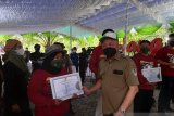 Wartawan TV Perum LKBN Antara Biro Kepulauan Bangka Belitung Meri Yanti saat menerima piagam penghargaan dari Dirjen KSDAE, Wiratno atas kontribusi dalam publikasi pelestarian lingkungan dan ekosistem di Provinsi Bangka Belitung. Dalam rangka memperingati hari Internasional keanekaragaman Hayati dan Rangkaian Road to HKAN ( Hari Konservasi Alam Nasional ) tahun 2021di Kawasan Hutan Lindung Mangrove Munjang kecamatan Kurau Barat, Bangka Tengah, Senin ( 24/5).