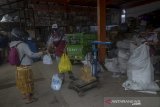 Pekerja menerima sampah plastik dari warga di Bank Sampah Induk Cimahi, Jawa Barat, Senin (24/5/2021). Bank Sampah Induk Cimahi yang dikelola langsung Pemerintah Kota Cimahi tersebut mampu mengolah tujuh ton sampah plastik perbulan dan 3 ton sampah kertas per dua minggu yang ditujukan untuk mengurangi volume sampah yang akan dibuang ke tempat pembuangan akhir. ANTARA JABAR/Raisan Al Farisi/agr