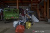 Pekerja menerima sampah plastik dari warga di Bank Sampah Induk Cimahi, Jawa Barat, Senin (24/5/2021). Bank Sampah Induk Cimahi yang dikelola langsung Pemerintah Kota Cimahi tersebut mampu mengolah tujuh ton sampah plastik perbulan dan 3 ton sampah kertas per dua minggu yang ditujukan untuk mengurangi volume sampah yang akan dibuang ke tempat pembuangan akhir. ANTARA JABAR/Raisan Al Farisi/agr