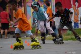 Anggota komunitas sepatu roda Madiun Inline Skate Club melakukan latihan di Taman Lalu Lintas bantaran Sungai Madiun, Kota Madiun, Jawa Timur, Minggu (23/5/2021). Komunitas tersebut menggelar latihan dua kali seminggu, selain untuk meningkatkan kemampuan juga mempersiapkan atlet mengikuti lomba bila sewaktu-waktu ada kejuaraan. Antara Jatim/Siswowidodo/zk