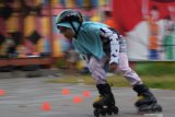 Anggota komunitas sepatu roda Madiun Inline Skate Club melakukan latihan di Taman Lalu Lintas bantaran Sungai Madiun, Kota Madiun, Jawa Timur, Minggu (23/5/2021). Komunitas tersebut menggelar latihan dua kali seminggu, selain untuk meningkatkan kemampuan juga mempersiapkan atlet mengikuti lomba bila sewaktu-waktu ada kejuaraan. Antara Jatim/Siswowidodo/zk