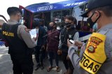 Petugas memeriksa surat keterangan sehat bebas COVID-19 milik penumpang minibus saat pengetatan arus balik Lebaran di Terminal Tipe A Mengwi, Badung, Bali, Senin (24/5/2021). Kegiatan pengetatan arus balik Lebaran yang dimulai pada 18-24 Mei 2021 di terminal terbesar di Bali tersebut diperpanjang hingga 31 Mei 2021 sebagai upaya mencegah penularan COVID-19 dan mengantisipasi terjadinya klaster baru COVID-19. ANTARA FOTO/Nyoman Hendra Wibowo/nym.