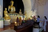 Umat Buddha menata buah-buahan untuk persembahyangan di altar patung Buddha saat persiapan Hari Raya Tri Suci Waisak 2565 Tahun Buddhis/2021 di Vihara Buddha Sakyamuni, Denpasar, Bali, Selasa (25/5/2021). Jelang ibadah Puja Bhakti Hari Raya Tri Suci Waisak di vihara tersebut umat Buddha menggelar kerja bakti yang hanya diikuti pengurus vihara dengan jumlah terbatas dan menerapkan protokol kesehatan untuk mencegah penularan COVID-19. ANTARA FOTO/Nyoman Hendra Wibowo/nym.