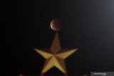  Gerhana bulan total terlihat di Mojokerto, Jawa Timur, Rabu (26/5/2021). Gerhana bulan tersebut dikenal dengan sebutan Bulan Merah Super atau Super Blood Moon karena terjadi saat bulan di jarak terdekat dengan bumi . Antara Jatim/Zabur Karuru/zk