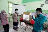 Santri memperhatikan penjelasan tentang proses pemotretan produk sebelum diunggah ke pasar digital (Marketplace) saat mengikuti pelatihan marketing digital di Pondok Pesantren Bustanul Muta'alimin, Blitar, Jawa Timur, Rabu (26/5/2021). Pelatihan marketing digital yang digelar oleh GP ANSOR setempat tersebut bertujuan untuk menyiapkan santri dalam menghadapi era perdagangan digital 4.0 sehingga mampu menjadi santripreneur yang bisa menguasai dunia perdagangan digital (Marketplace) menuju kemandirian santri dalam bidang ekonomi. Antara Jatim/Irfan Anshori/zk