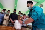 Santri memperhatikan penjelasan tentang pengemasan produk sebelum proses pengiriman menggunakan jasa kurir saat mengikuti pelatihan marketing digital di Pondok Pesantren Bustanul Muta'alimin, Blitar, Jawa Timur, Rabu (26/5/2021). Pelatihan marketing digital yang digelar oleh GP ANSOR setempat tersebut bertujuan untuk menyiapkan santri dalam menghadapi era perdagangan digital 4.0 sehingga mampu menjadi santripreneur yang bisa menguasai dunia perdagangan digital (Marketplace) menuju kemandirian santri dalam bidang ekonomi. Antara Jatim/Irfan Anshori/zk