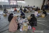 Petugas menyortir dan melipat surat suara pemilihan ulang Gubernur dan Wakil Gubernur Kalimantan Selatan di Gedung Wanita, Banjarmasin, Kalimantan Selatan, Rabu (26/5/2021). KPU Provinsi Kalsel telah mendistribusikan Sebanyak 273.543 lembar surat suara pemilihan ulang Gubernur dan Wakil Gubernur Kalsel ke wilayah yang menggelar pemungutan suara ulang (PSU) pascaputusan Mahkamah Konstitusi (MK) yang akan di selenggarakan pada 9 Juni 2021 nanti di tujuh kecamatan dari tiga Kabupaten/Kota di Provinsi Kalimantan Selatan. Foto Antaranews Kalsel/Bayu Pratama S.