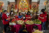 Umat Buddha membungkus makanan untuk dibagikan  di Vihara Tanda Bakti, Bandung, Jawa Barat, Rabu (26/5/2021). Pengurus dan umat buddha di Vihara Tanda bakti tersebut membagikan makanan kepada warga sekitar sebagai bentuk rasa syukur, saling berbagi dan kepedulian sosial pada hari Raya Waisak 2565 BE. ANTARA JABAR/Novrian Arbi/agr