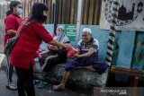 Umat Buddha membagikan makanan kepada warga di kawasan Kampung Toleransi Jalan Vihara, Bandung, Jawa Barat, Rabu (26/5/2021). Pengurus dan umat buddha di Vihara Tanda bakti tersebut membagikan makanan kepada warga sekitar sebagai bentuk rasa syukur, saling berbagi dan kepedulian sosial pada hari Raya Waisak 2565 BE. ANTARA JABAR/Novrian Arbi/agr