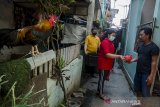 Umat Buddha membagikan makanan kepada warga di kawasan Kampung Toleransi Jalan Vihara, Bandung, Jawa Barat, Rabu (26/5/2021). Pengurus dan umat buddha di Vihara Tanda bakti tersebut membagikan makanan kepada warga sekitar sebagai bentuk rasa syukur, saling berbagi dan kepedulian sosial pada hari Raya Waisak 2565 BE. ANTARA JABAR/Novrian Arbi/agr