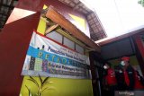  Tim Siaga Bencana Berbasis Masyarakat (SIBAT) PMI mengenalkan pemodelan rumah tahan gempa di Mojo Panggung, Banyuwangi, Jawa Timur, Selasa (25/5/2021). Rumah pemodelan yang dibagun menggunakan sistem Retofitting dengan cara menguatkan pilar rumah dan atap yang ringan oleh Palang Merah Indonesia  (PMI) itu, sebagai proyek percontohan rumah hunian tahan gempa untuk kesiapsiagaan bencana karena daerah tersebut masuk kedalam zona megatrusht. Antara Jatim/Budi Candra Setya/zk