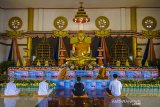 Umat Buddha memulai rangkaian upacara Tri Suci Waisak 2565 BE/2021 di Vihara Dhammasoka, Banjarmasin, Kalimantan Selatan, Rabu (26/5/2021). Pelaksanaan rangkaian hingga puncak upacara Tri Suci Waisak 2021 di vihara tersebut disiarkan secara online dan terbatas dengan menerapkan protokol kesehatan secara ketat untuk mencegah penyebaran COVID-19. Foto Antaranews Kalsel/Bayu Pratama S.