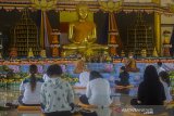 Umat Buddha memulai rangkaian upacara Tri Suci Waisak 2565 BE/2021 di Vihara Dhammasoka, Banjarmasin, Kalimantan Selatan, Rabu (26/5/2021). Pelaksanaan rangkaian hingga puncak upacara Tri Suci Waisak 2021 di vihara tersebut disiarkan secara online dan terbatas dengan menerapkan protokol kesehatan secara ketat untuk mencegah penyebaran COVID-19. Foto Antaranews Kalsel/Bayu Pratama S.