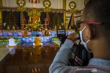 Umat Buddha memulai rangkaian upacara Trisuci Waisak 2565 BE/2021 yang disiarkan secara online di Vihara Dhammasoka, Banjarmasin, Kalimantan Selatan, Rabu (26/5/2021).Pelaksanaan rangkaian hingga puncak upacara Tri Suci Waisak 2021 di vihara tersebut disiarkan secara online dan terbatas dengan menerapkan protokol kesehatan secara ketat untuk mencegah penyebaran COVID-19. Foto Antaranews Kalsel/Bayu Pratama S.