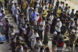 Umat muslim melaksanakan shalat gerhana bulan di Masjid Agung, Kota Tasikmalaya, Jawa Barat, Rabu (26/5/2021). ANTARA JABAR/Adeng Bustomi/agr