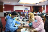 Bank Kalsel kembali melakukan vaksinasi COVID-19 tahap kedua kepada seluruh pegawainya. Sebagai lembaga jasa keuangan terkemuka di Kalimantan Selatan, Bank Kalsel ingin memastikan terlaksananya pelayanan yang prima bagi nasabahnya.
Terutama di kala pandemi COVID-19, perusahaan diwajibkan untuk menciptakan rasa aman dan nyaman bagi tiap nasabah saat bertransaksi di tiap kantor cabang Bank Kalsel. Foto Antaranews Kalsel/Istimewa.