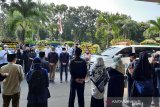 Pelepasan dan penghormatan terakhir Rektor Universitas Pancasila Prof. Wahono Sumaryono di depan Rektorat UP, sebelum di makamkan di Srenseng Sawah Jakarta Selatan, Rabu (26/5). (Antara/Feru Lantara).