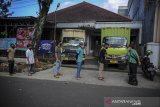 Seorang pegiat sosial Ismaya Safitri memberikan nasi bungkus kepada sejumlah supir truk di Bandung, Jawa Barat, Kamis (27/5/2021). Gerakan sosial yang diinisiasi pegiat sosial Ismaya Safitri tersebut, menyediakan paket makanan dengan beragam lauk pauk yang dijual dengan harga Rp2.000 dan gratis bagi dhuafa dan fakir miskin sebagai bentuk kepedulian terhadap warga yang terdampak COVID-19. ANTARA JABAR/Raisan Al Farisi/agr