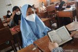  Siswa mengikuti ujian hafalan Al Quran menjelang kenaikan kelas di SDN Lawangan Daya 2, Pamekasan, Jawa Timur, Kamis (27/5/2021). Diknas Pamekasan  memberikan apresiasi berupa kemudahan memilih SMP Negeri di wilayah kabupaten itu, bagi siswa penghafal Al Quran minimal juz 30. Antara Jatim/Saiful Bahri/zk