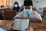  Siswa mengikuti ujian hafalan Al Quran menjelang kenaikan kelas di SDN Lawangan Daya 2, Pamekasan, Jawa Timur, Kamis (27/5/2021). Diknas Pamekasan  memberikan apresiasi berupa kemudahan memilih SMP Negeri di wilayah kabupaten itu, bagi siswa penghafal Al Quran minimal juz 30. Antara Jatim/Saiful Bahri/zk