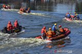 Tim SAR gabungan menggunakan perahu karet mengevakuasi korban banjir saat simulasi kesiapsiagaan penanganan dan pelatihan mitigasi bencana di Situ Gede, Kota Tasikmalaya, Jawa Barat, Kamis (27/5/2021). Kegiatan yang diikuti sejumlah personel dari instansi pemerintahan, TNI, Polri, PMI, BPBD dan Basarnas itu bertujuan untuk meningkatkan kewaspadaan, kesiapsiagaan seluruh pihak dalam penanggulangan risiko bencana yang tinggal di kawasan rawan bencana. ANTARA JABAR/Adeng Bustomi/agr