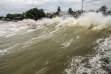 Gelombang laut melewati batu pemecah ombak sehingga menghantam daratan pesisir pantai wisata Ujong Blang, Lhokseumawe, Aceh, Kamis (27/5/20210). Menurut BMKG, gelombang tinggi akibat pengaruh Gerhana Bulan Total, fenomena Super Blood Moon itu memicu kecepatan 20 knot atau setara 37 kilometer per jam yang mempengaruhi peningkatan ketinggian muka air laut 2,5 hingga 3 meter di wilayah pesisir Pantai Bagian Timur Aceh, sehinga merusak puluhan pondok wisata dan rumah warga terendam rob. ANTARA FOTO/Rahmad/nym.