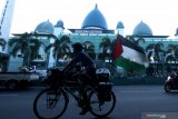 Pesepeda Muhammad Maahir melintas di depan Masjid Baiturrahman setelah menempuh perjalanan Jakarta-Banyuwangi untuk menggalang dana donasi Palestina di Banyuwangi, Jawa Timur, Kamis (27/5/2021). Bersepeda start dari Jakarta dan finish di Banyuwangi sejauh 1.130 kilometer itu, sebagai aksi galang dana yang bekerja sama dengan lembaga penyalur bantuan ACT untuk donasi rakyat Palestina.  Hingga saat ini aksi tersebut sudah terkumpul Rp34 juta dari target Rp100 juta. Antara Jatim/Budi Candra Setya/zk