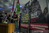 Perwakilan Komite Kemanusiaan Internasional Pembebasan Palestina (KKIPP) membacakan deklarasi saat kegiatan Gerakan Pembebasan Palestina di Bandung, Jawa Barat, Jumat (28/5/2021). Kegiatan tersebut sebagai bentuk perjuangan masyarakat sipil Indonesia dalam dukungan untuk Palestina sekaligus penyaluran donasi sebesar 2.4 miliar rupiah yang akan dikirim langsung ke rakyat Palestina. ANTARA JABAR/Novrian Arbi/agr