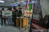 Perwakilan Komite Kemanusiaan Internasional Pembebasan Palestina (KKIPP) menerima donasi untuk palestina saat kegiatan Gerakan Pembebasan Palestina di Bandung, Jawa Barat, Jumat (28/5/2021). Kegiatan tersebut sebagai bentuk perjuangan masyarakat sipil Indonesia dalam dukungan untuk Palestina sekaligus penyaluran donasi sebesar 2.4 miliar rupiah yang akan dikirim langsung ke rakyat Palestina. ANTARA JABAR/Novrian Arbi/agr