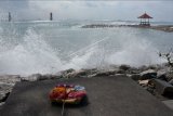 Gelombang pasang menerjang krib Pantai Sanur, Denpasar, Bali, Jumat (28/5/2021). Balai Besar Meteorologi Klimatologi dan Geofisika Wilayah III Denpasar mengeluarkan peringatan dini cuaca ekstrem yang berlaku selama 24 jam pada 28 Mei 2021, pukul 08.00 WITA hingga 29 Mei 2021, pukul 08.00 WITA yaitu potensi gelombang laut bisa lebih dari 2 meter di Laut Bali, Selat Bali, Selat Badung, Selat Lombok, dan Samudera Hindia Selatan Bali. ANTARA FOTO/Nyoman Hendra Wibowo/nym.