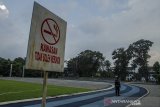 Petugas keamanan berjaga dia area kawasan tanpa rokok di Lapangan Gasibu,  Bandung, Jawa Barat, Jumat (28/5/2021). Pemerintah Kota Bandung mengeluarkan  Perda Nomor 10/2021 tentang KTR (Kawasan Tanpa Rokok) antara lain fasilitas pelayanan kesehatan, tempat proses belajar mengajar, tempat bermain anak, tempat ibadah, transportasi umum, tempat kerja, tempat umum/publik dengan denda Rp500 ribu atau sanksi kerja sosial apabila warga kedapatan melanggar. ANTARA JABAR/Novrian Arbi/agr