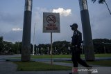 Petugas keamanan berjaga dia area kawasan tanpa rokok di Lapangan Gasibu,  Bandung, Jawa Barat, Jumat (28/5/2021). Pemerintah Kota Bandung mengeluarkan  Perda Nomor 10/2021 tentang KTR (Kawasan Tanpa Rokok) antara lain fasilitas pelayanan kesehatan, tempat proses belajar mengajar, tempat bermain anak, tempat ibadah, transportasi umum, tempat kerja, tempat umum/publik dengan denda Rp500 ribu atau sanksi kerja sosial apabila warga kedapatan melanggar. ANTARA JABAR/Novrian Arbi/agr