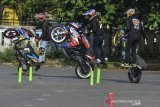 Peserta melakukan freestyle motor saat Latihan Bersama (Latber) Slalom di Halaman Gedung Olahraga Sukapura, Dadaha, Kota Tasikmalaya, Jawa Barat, Jumat (28/5/2021). Latihan bersama dengan sejumlah atlet slalom dari berbagai daerah di Priangan Timur, Jabar tersebut untuk mencari bibit atlet berprestasi serta meminimalisir kenakalan remaja dan balapan liar di jalan. ANTARA JABAR/Adeng Bustomi/agr