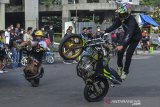 Peserta melakukan freestyle motor saat Latihan Bersama (Latber) Slalom di Halaman Gedung Olahraga Sukapura, Dadaha, Kota Tasikmalaya, Jawa Barat, Jumat (28/5/2021). Latihan bersama dengan sejumlah atlet slalom dari berbagai daerah di Priangan Timur, Jabar tersebut untuk mencari bibit atlet berprestasi serta meminimalisir kenakalan remaja dan balapan liar di jalan. ANTARA JABAR/Adeng Bustomi/agr