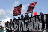 Aksi menuntut kelanjutan pembangunan Stadion Mattoanging