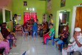 Bhabinkamtibmas Polsek Plampang monitoring pelaksanaan vaksinasi bagi lansia