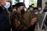 Wakil Menteri Agama Zainut Tauhid Sa'adi mengisi daftar hadir saat meninjau Kantor Urusan Agama (KUA) Sidoarjo, Jawa Timur, Senin (31/5/2021).  KUA Sidoarjo ditunjuk Bimas Islam Kemenag sebagai pilot project revitaliasi KUA 2021 yang pencanangannya dilakukan Menteri Agama Yaqut Cholil Qoumas bersama lima KUA lain di seluruh Indonesia yang bertujuan untuk memberi layanan kepada masyarakat lebih optimal. Antara Jatim/Umarul Faruq/zk.