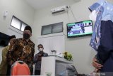 Wakil Menteri Agama Zainut Tauhid Sa'adi (kiri) meninjau Kantor Urusan Agama (KUA) Sidoarjo, Jawa Timur, Senin (31/5/2021).  KUA Sidoarjo ditunjuk Bimas Islam Kemenag sebagai pilot project revitaliasi KUA 2021 yang pencanangannya dilakukan Menteri Agama Yaqut Cholil Qoumas bersama lima KUA lain di seluruh Indonesia yang bertujuan untuk memberi layanan kepada masyarakat lebih optimal. Antara Jatim/Umarul Faruq/zk.