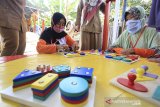 Sejumlah warga Lanjut Usia (Lansia) mengikuti lomba menyusun puzzle di Kebun Gizi desa Berdaya Tegalurung, Balongan, Indramayu, Jawa Barat, Senin (31/5/2021). Lomba yang diikuti warga lanjut usia tersebut dalam rangka memperingati Hari Lansia Nasional sekaligus mengkampanyekan gaya hidup sehat. ANTARA JABAR/Dedhez Anggara/agr