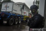 Petugas Kepolisian menjaga kedatangan truk Envirotainer berisi bahan baku vaksin COVID-19 Sinovac saat tiba di Bio Farma, Bandung, Jawa Barat, Senin (31/5/2021). Sebanyak delapan juta dosis bahan baku (bulk) vaksin Covid-19 Sinovac pada tahap ke-14 kembali diterima oleh Bio Farma untuk selanjutnya diproses produksi dan didistribusikan guna percepatan vaksinasi COVID-19 kepada masyarakat Indonesia. ANTARA JABAR/Novrian Arbi/agr