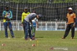 Anggota Persatuan Gateball Seluruh Indonesia (PERGATSI) Kota Tasikmalaya berlatih bersama di Stadion Wiradadaha, Jawa Barat, Selasa (1/6/2021). Latihan bersama dengan para pegiat olahraga se-Priangan Timur, Jabar, bertujuan untuk mengenalkan gateball sebagai salah satu cabang olahraga baru yang akan diikutkan dalam Porprov XIV Jabar 2022 mendatang, sekaligus mencari bibit atlet berprestasi. ANTARA JABAR/Adeng Bustomi/agr